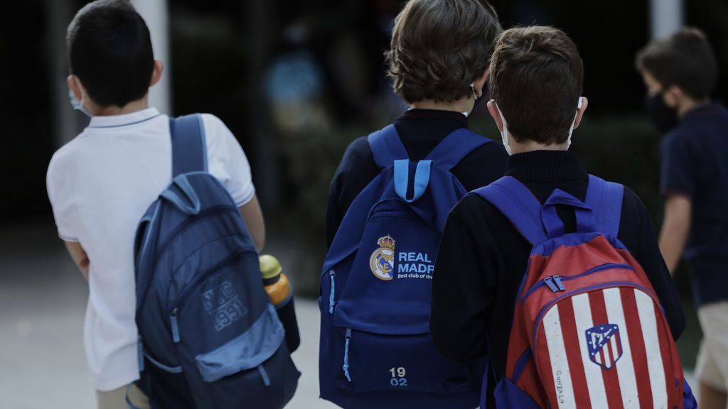 El Gobierno de Ayuso asume que la elecciones alterarán el calendario escolar: "Es muy probable que no haya clase"