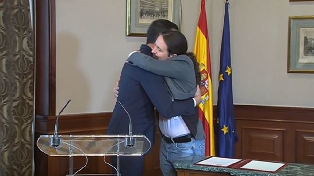 El abrazo con el que comenzó todo: Iglesias y Sánchez formaron el primer gobierno de coalición de nuestra democracia