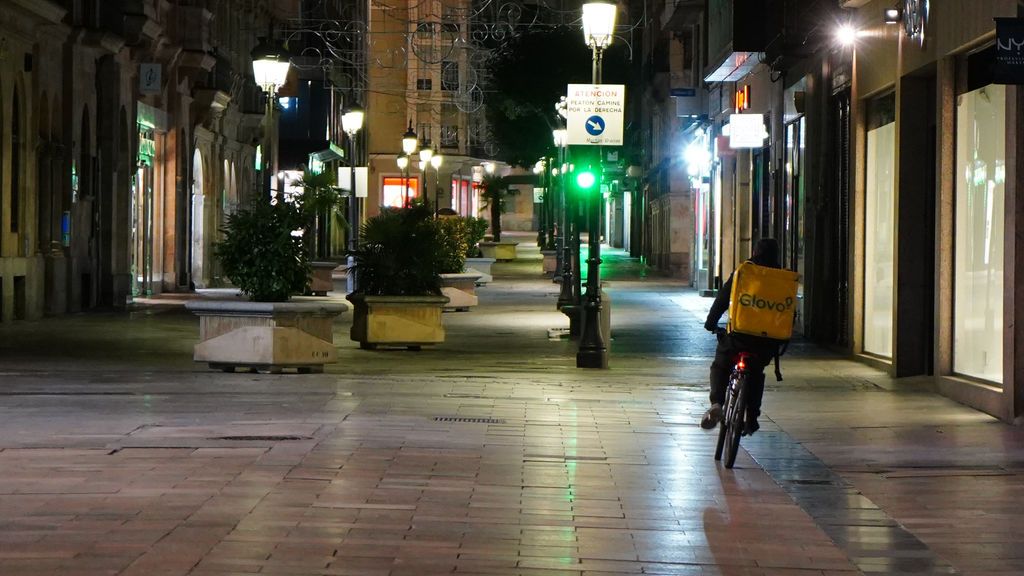 Multan a un joven que se hizo pasar por un repartidor de comida a domicilio para saltarse el toque de quda