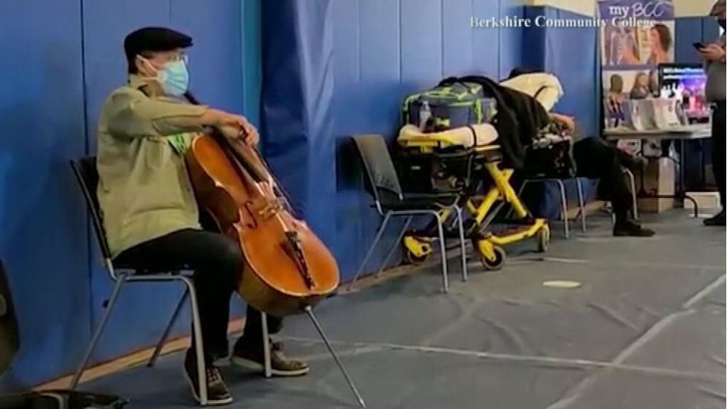 El violonchelista Yo-Yo Ma protagoniza un concierto improvisado para agradecer a los sanitarios su lucha contra la covid