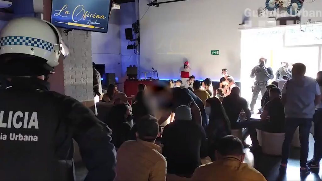 90 denunciados por una fiesta ilegal con un centenar de personas en un local de Barcelona