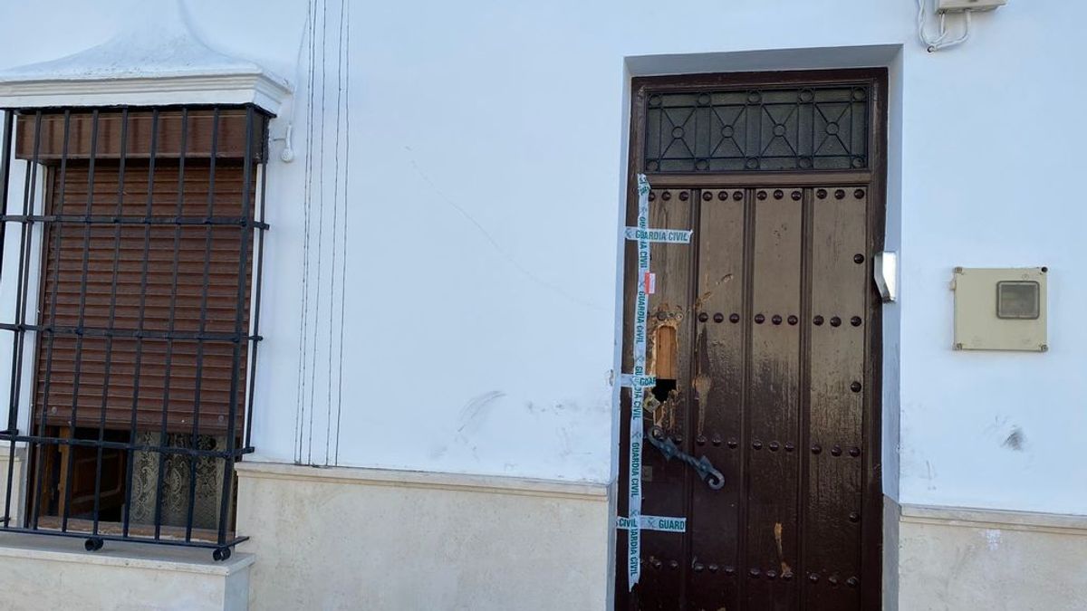 Muere un joven de 28 años y su padres resultan herido de gravedad en un incendio en Sevilla Muere un joven de 28 años y su padres resultan herido de gravedad en un incendio en Sevilla
