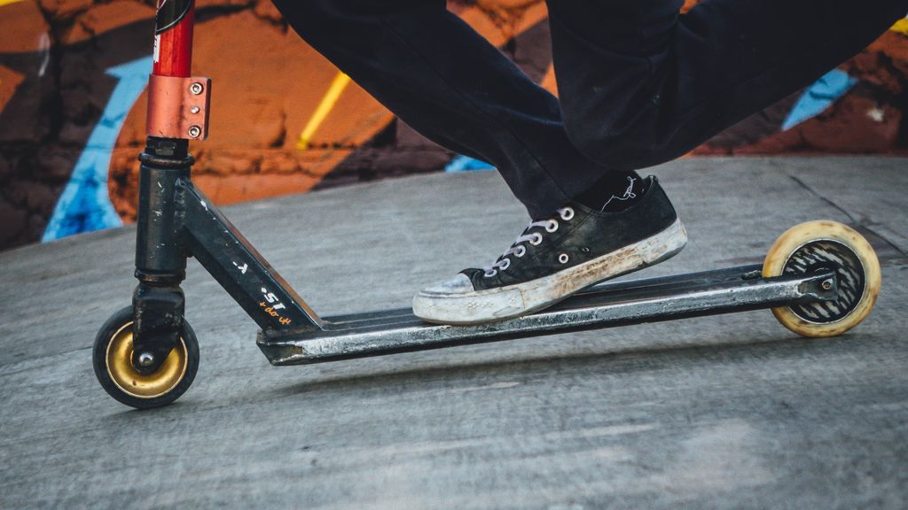 Muere un conductor de patinete eléctrico en un accidente con un taxi en Barcelona