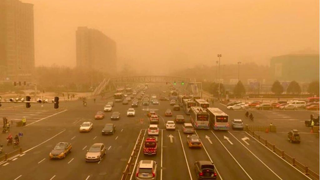 Cielos anaranjados en China por culpa de tormenta de arena y contaminación