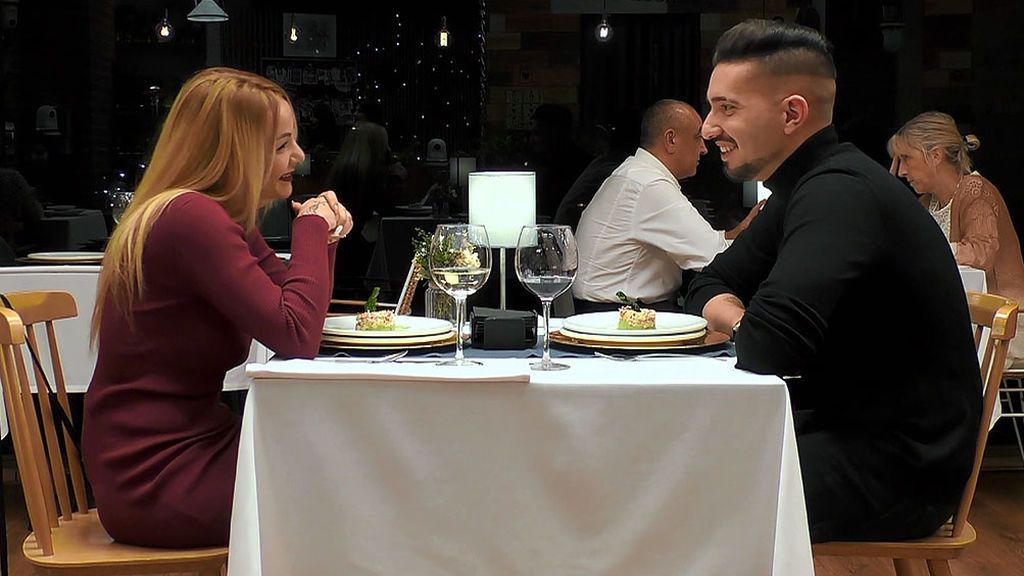 Zahyra y Adrián en el programa 'First Dates'