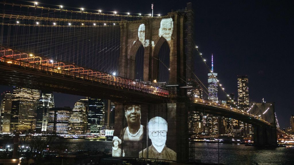 Nueva York proyecta los rostros de las 30.000 víctimas de covid sobre el puente de Brooklyn