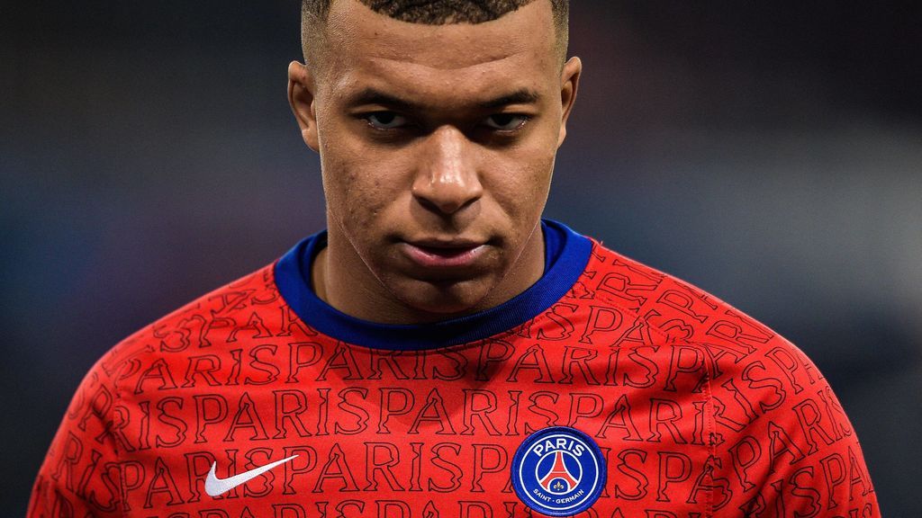 Mbappé, en el punto de mira en París: sigue sin renovar y divide a la afición del PSG