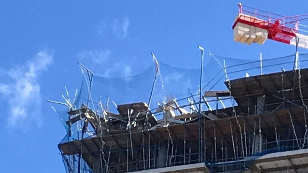 Mueren dos trabajadores al hundirse un andamio y caer desde un séptimo piso en Zaragoza