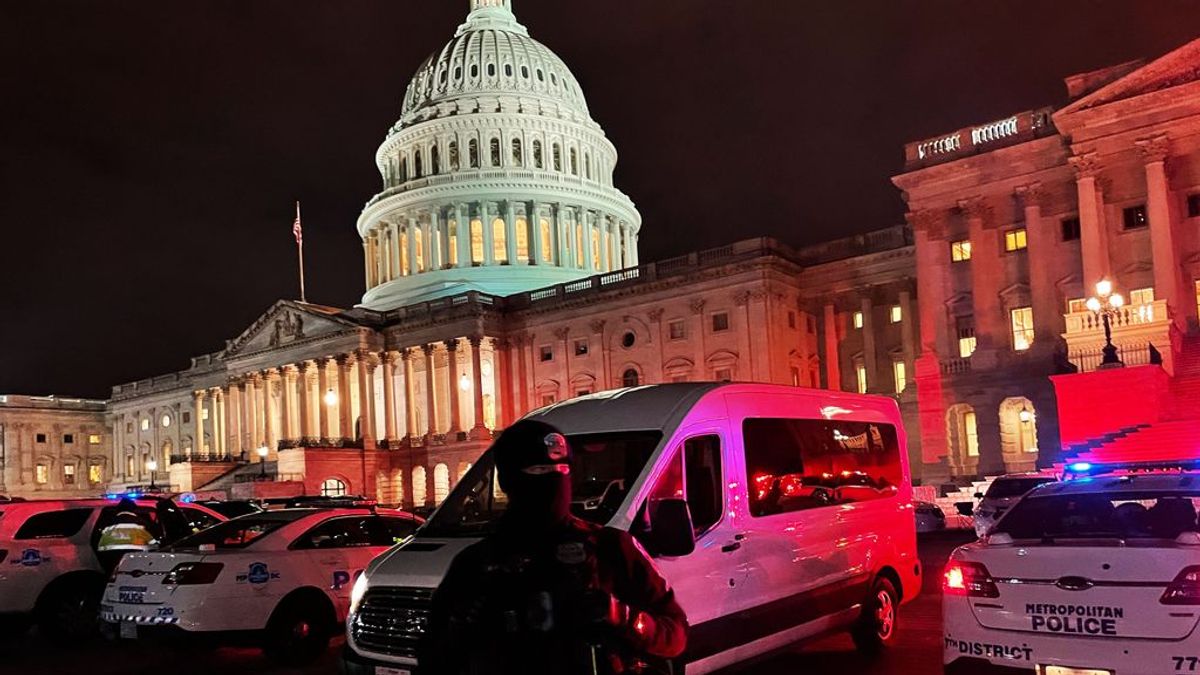 EE.UU. suspende a un policía del Capitolio en posesión de un libro antisemita