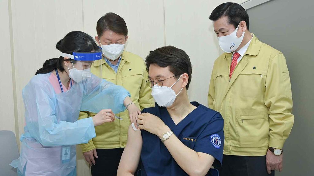 Un sanitario recibe una dosis de la vacuna en Corea del Sur
