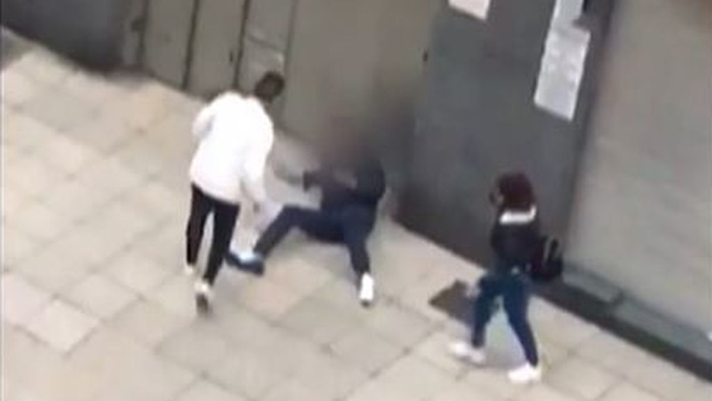 El joven abogado agredido en Oviedo por defender a una mujer: "Me agarró por el cuello, me tiró y empezó a pegarme"
