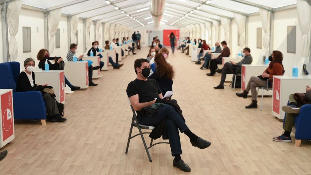 Suspenden la vacunación de docentes en Valencia solo tres horas después de iniciarse: “¡No pongáis ni una más!” Suspenden la vacunación de docentes en Valencia solo tres horas después de iniciarse: “¡No pongáis ni una más!”