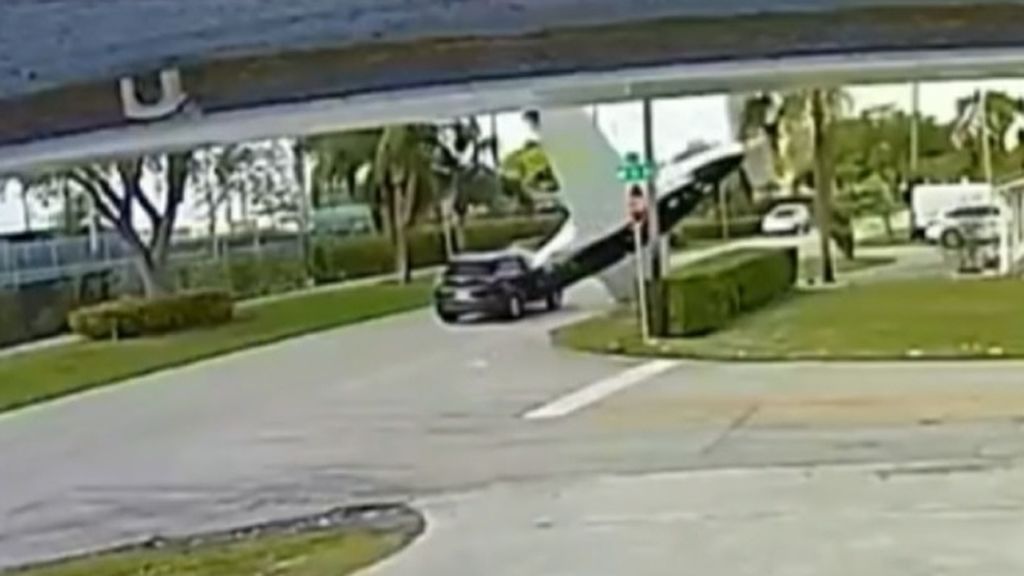 Accidente aéreo en Florida: una avioneta se precipita en una calle y choca contra un vehículo ocupado