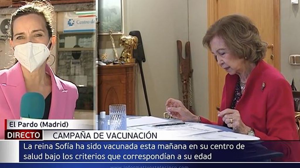 La Reina Sofía sí cumple con los protocolos sanitarios y se vacuna cuando le toca
