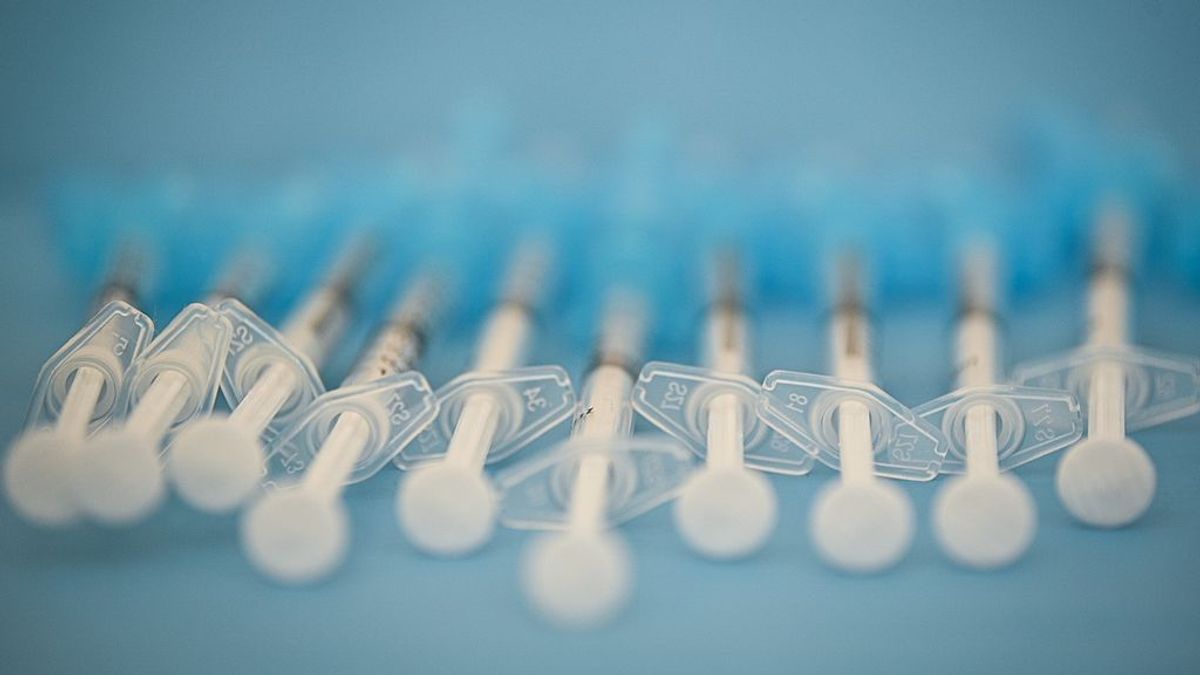 Sanidad no ve necesario hacer seguimiento a los vacunados con AstraZeneca y aclara cuándo ir a urgencias Sanidad no ve necesario hacer seguimiento a los vacunados con AstraZeneca y aclara cuándo ir a urgencias