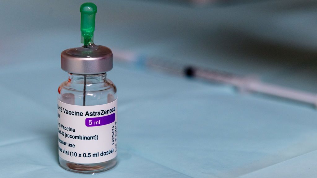 Los expertos no ven motivo de alarma por la vacuna AstraZeneca: la cifra de reacciones adversas es normal
