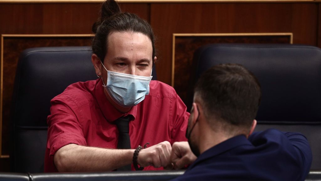 Iglesias y Rufián chocan el puño en el hemiciclo del Congreso Iglesias y Rufián chocan el puño en el hemiciclo del Congreso