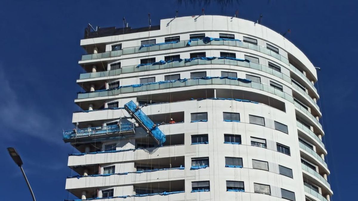 Un Policía Nacional fuera de servicio rescata a un trabajador descolgado de su vagoneta en el exterior de un edificio en la planta 12 Un Policía Nacional fuera de servicio rescata a un trabajador descolgado de su vagoneta en el exterior de un edificio en la planta 12