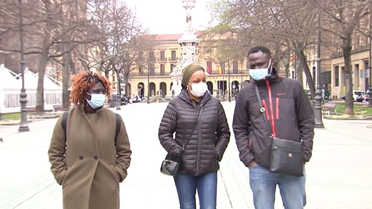 Fátima, Alexandre y Oum, migrantes de raza negra:” En España todavía hay gente que pasa a tu lado y se tapa la nariz” Fátima, Alexandre y Oum, migrantes de raza negra:” En España todavía hay gente que pasa a tu lado y se tapa la nariz”