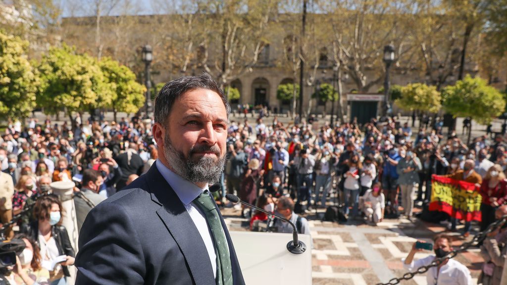 La Policía corta los accesos a un acto de prensa de Abascal en Sevilla para evitar un mitin multitudinario La Policía corta los accesos a un acto de prensa de Abascal en Sevilla para evitar un mitin multitudinario