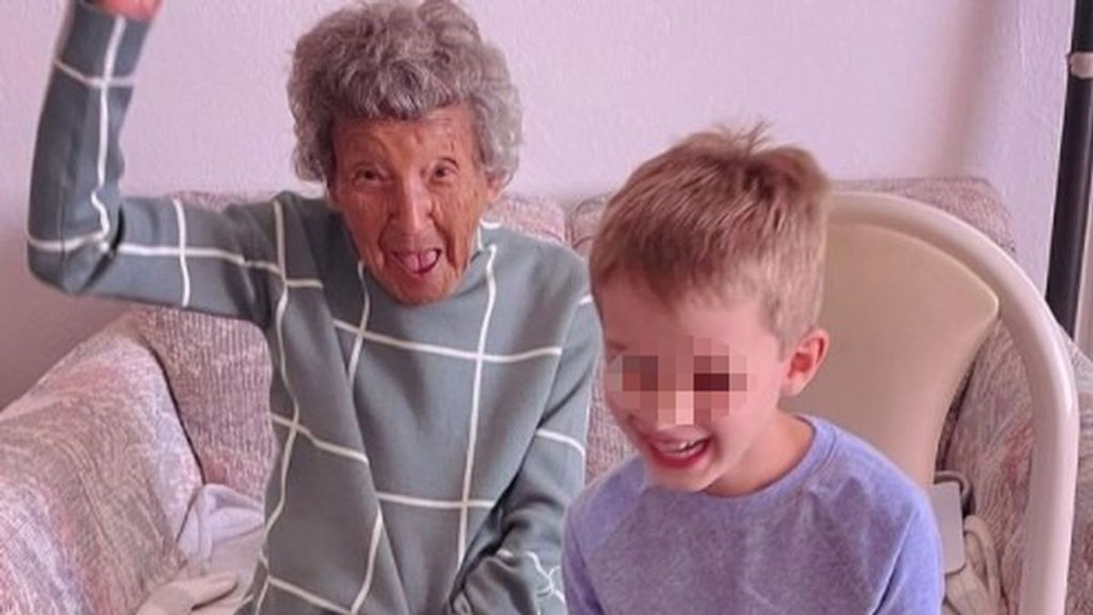 Una bisabuela de 102 años y su bisnieto de 6