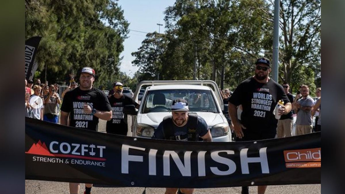 La historia de Corey Philpott, el atleta que ha completado una maratón arrastrando un coche de 1,5 toneladas