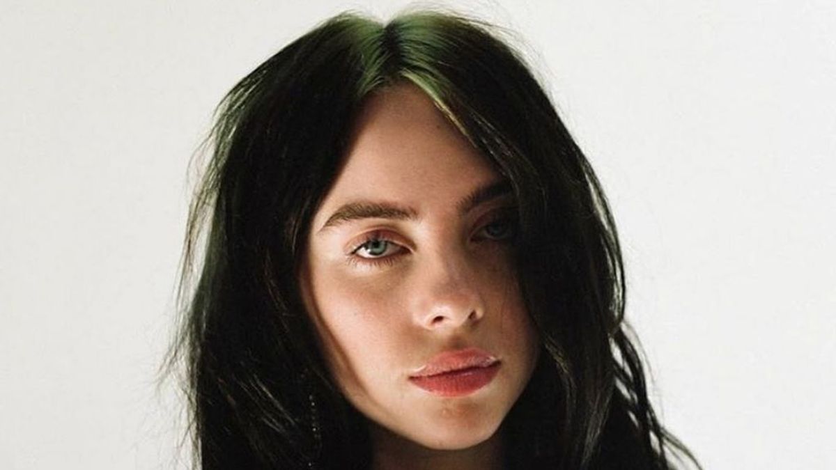 El cambio radical de Billie Eilish: abandona su característico mechón verde neón y se pasa al rubio platino