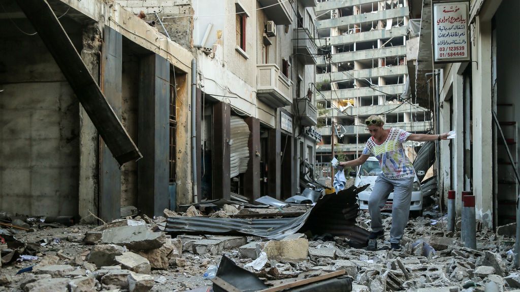 EuropaPress_3262550_08_january_2020_lebanon_beirut_woman_walks_among_debris_near_the_of_massive