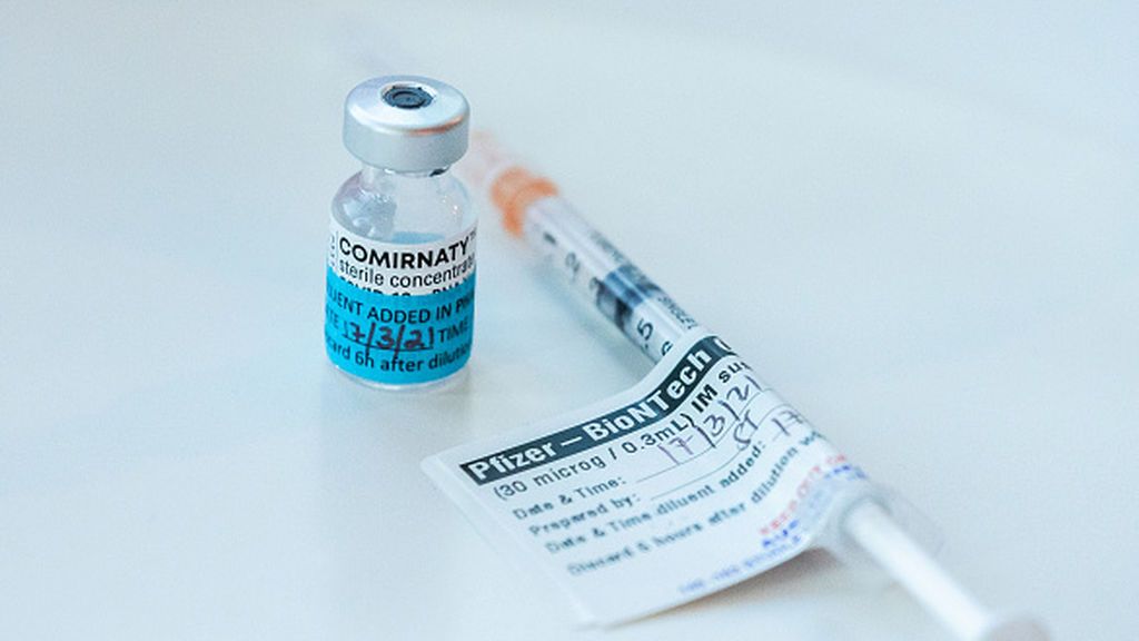 Vacunas más caras y la obsesión por vacunar "lo antes posible": así ganó Israel la carrera por las dosis de Pfizer Vacunas más caras y la obsesión por vacunar "lo antes posible": así ganó Israel la carrera por las dosis de Pfizer