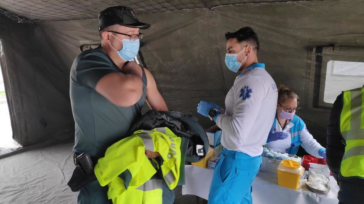 Cinco agentes de Policía, Guardia Civil y Ertzaintza ingresados por trombos tras vacunarse este mes con AstraZeneca