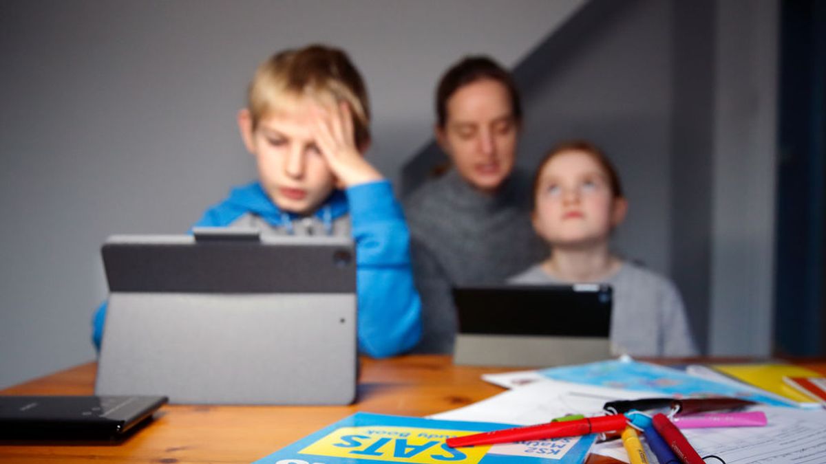 El debate de deberes: las nuevas tecnologías complican más las tareas escolares El debate de deberes: las nuevas tecnologías complican más las tareas escolares