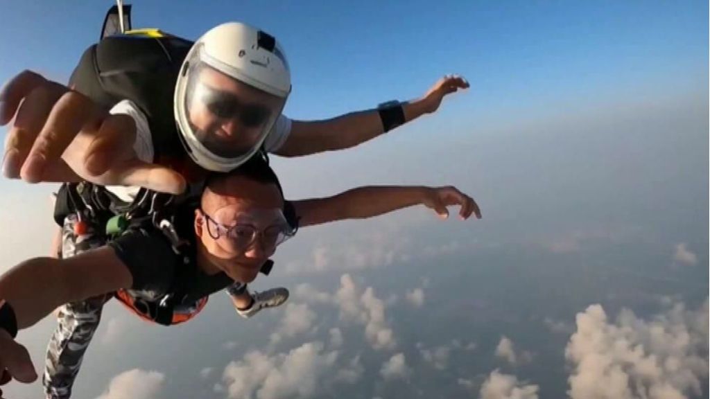 Paracaidismo extremo en China: el vértigo como modo de vida para atraer al turismo