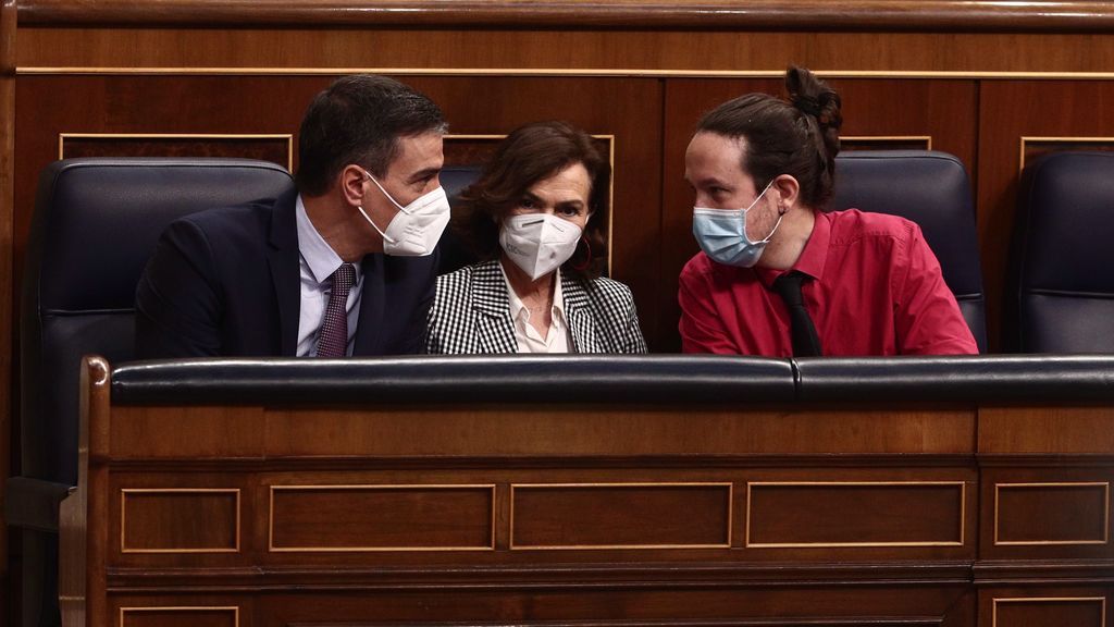 Sánchez, Calvo e Iglesias conversan en el banzo azul durante la sesión de control en el Congreso Sánchez, Calvo e Iglesias conversan en el banzo azul durante la sesión de control en el Congreso