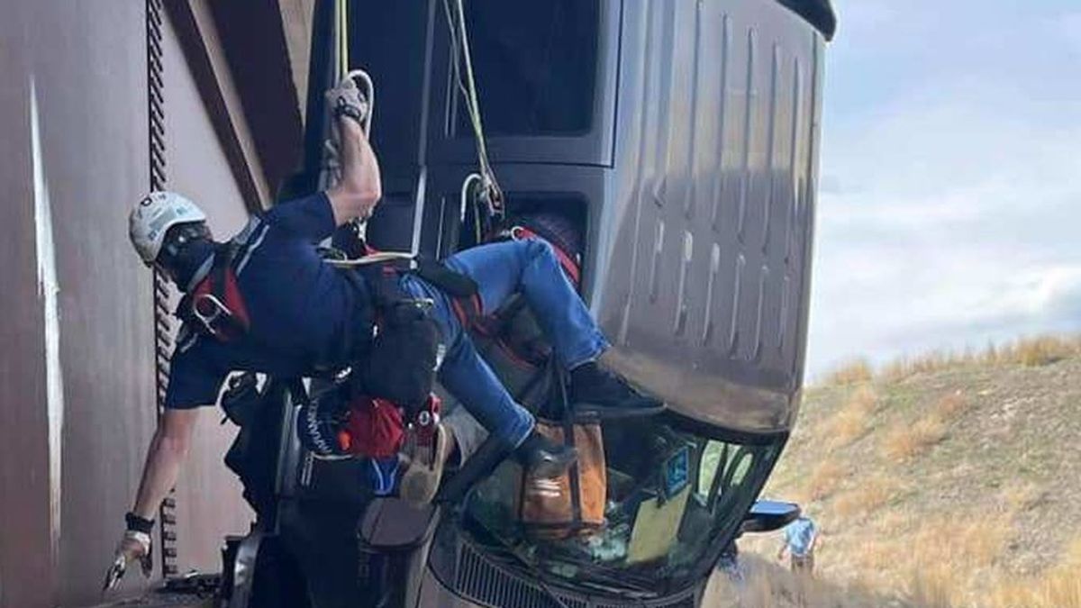 Rescatan a una pareja de ancianos en Idaho después de que su vehículo quedara colgando a 30 metros de altura