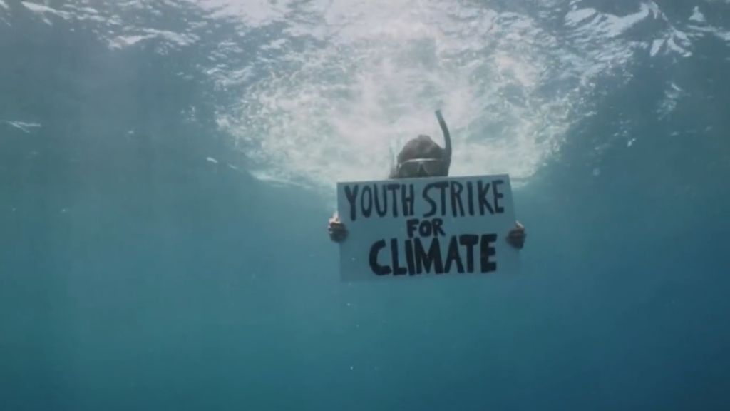 Shama Sanduya, una joven activista, realiza la primera protesta submarina contra el cambio climático