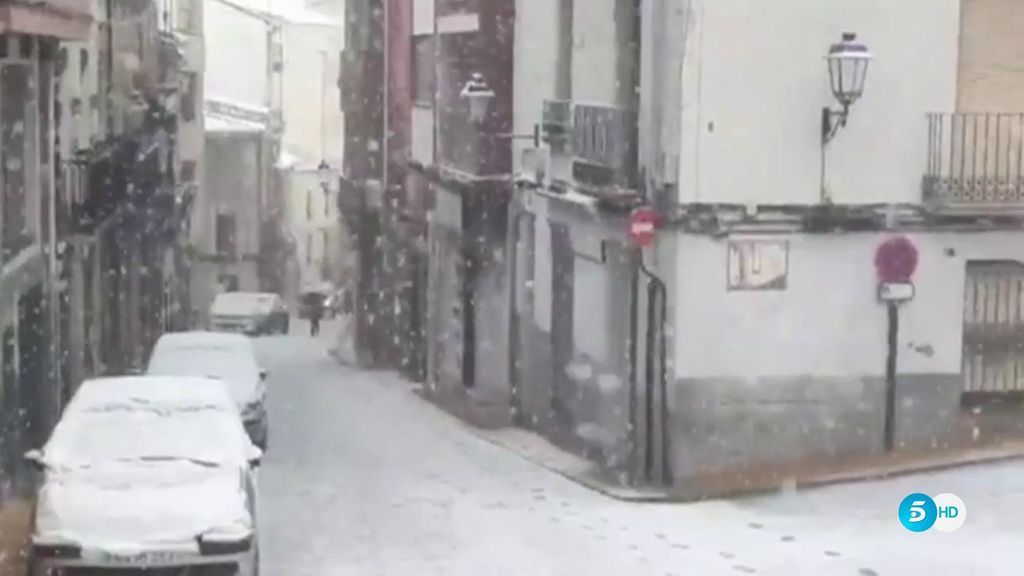 ¡Nieva en Alicante! Los últimos copos del invierno cubren de blanco el Levante español