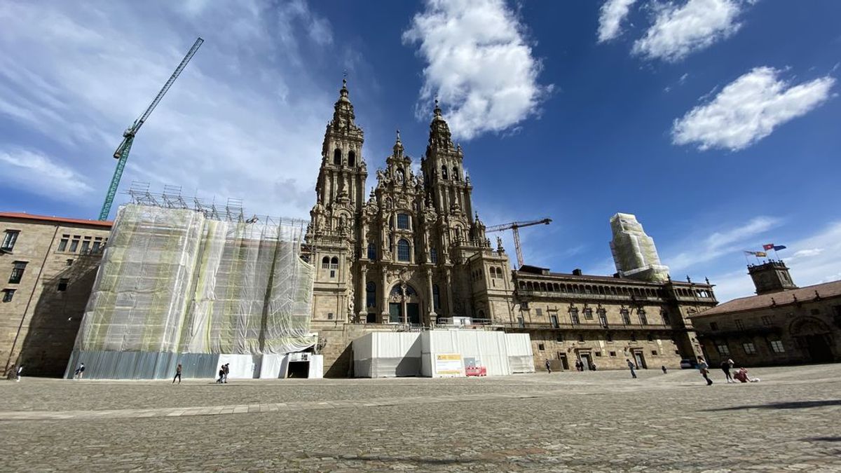 A las puertas de Semana Santa apenas llegan peregrinos a la plaza del Obradoiro A las puertas de Semana Santa apenas llegan peregrinos a la plaza del Obradoiro