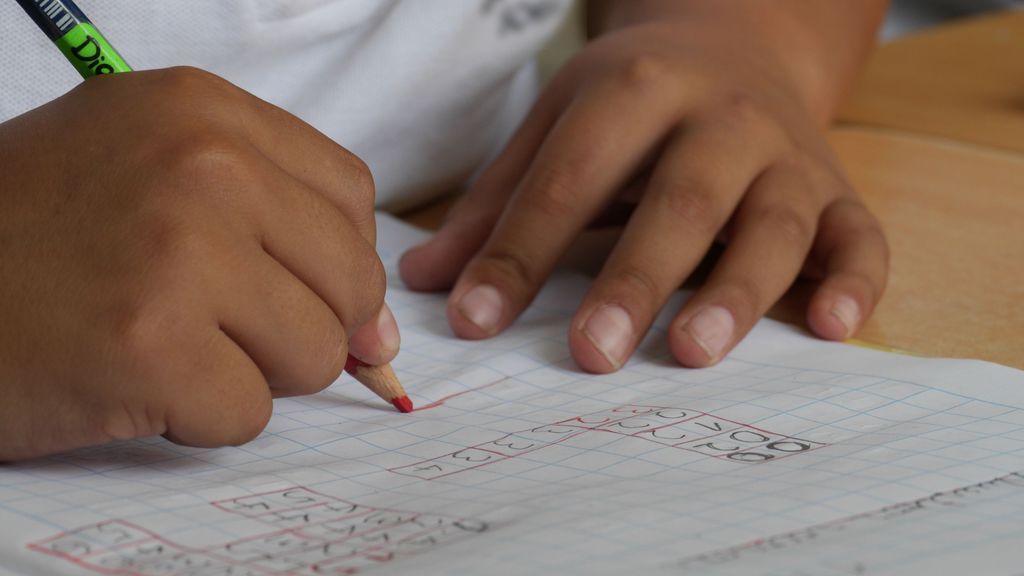 Padres contra la segregación: familias en Manresa matriculan a sus hijos en 'escuelas gueto' porque "la diversidad es aprender"