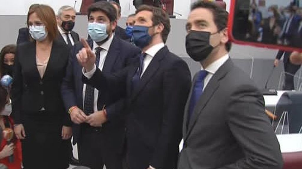 Casado asiste a la votación de la moción de Censura en Murcia, que fracasa