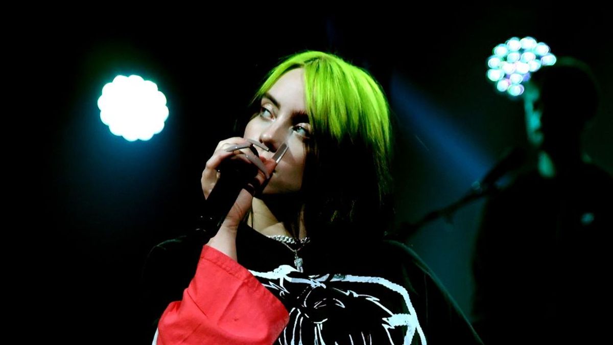 El pelo verde bicolor de Billie Eilish es historia: la cantante se pasa al rubio platino en su cambio de look El pelo verde bicolor de Billie Eilish es historia: la cantante se pasa al rubio platino en su cambio de look