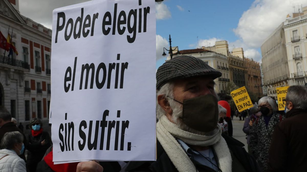 EuropaPress_3611142_hombre_cartel_lee_poder_elegir_morir_sufrir_concentracion_derecho_morir EuropaPress_3611142_hombre_cartel_lee_poder_elegir_morir_sufrir_concentracion_derecho_morir