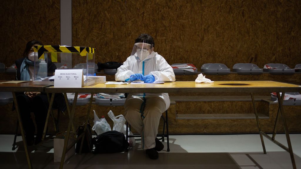 Madrid no dará trajes EPIs, ni vacunará a los miembros de mesas electorales el 4M Madrid no dará trajes EPIs, ni vacunará a los miembros de mesas electorales el 4M
