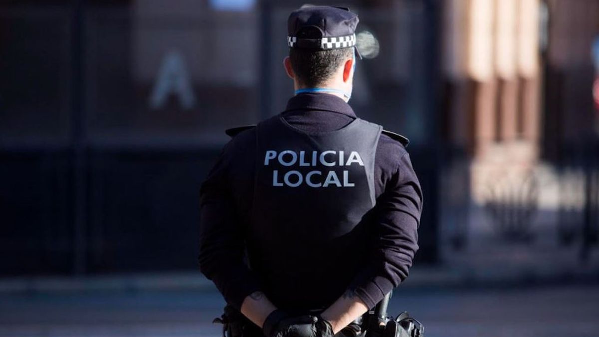 El ‘Pequeño Nicolás de la Policía’: investigan a un joven que fingía ser policía local en un pueblo de Ourense El ‘Pequeño Nicolás de la Policía’: investigan a un joven que fingía ser policía local en un pueblo de Ourense