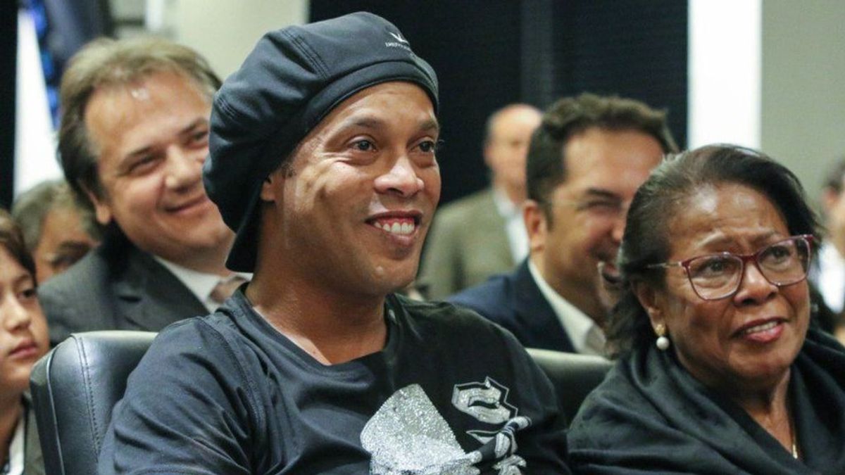 El mal momento que traviesa Ronaldinho tras la muerte de su madre: "Empieza a beber por la mañana, y no lo deja hasta el día siguiente"