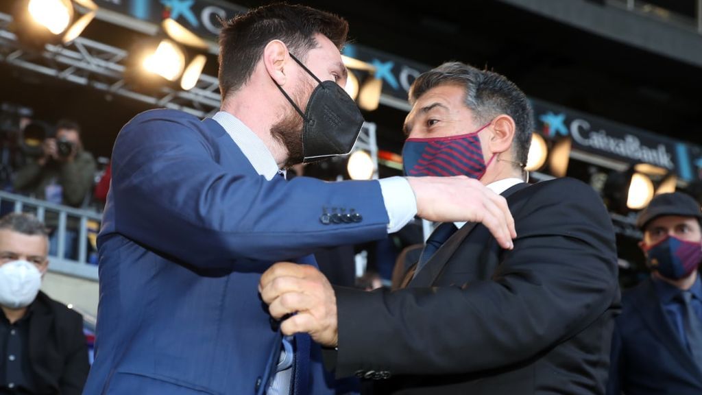 Laporta y Messi se abrazaron en el acto de investidura.