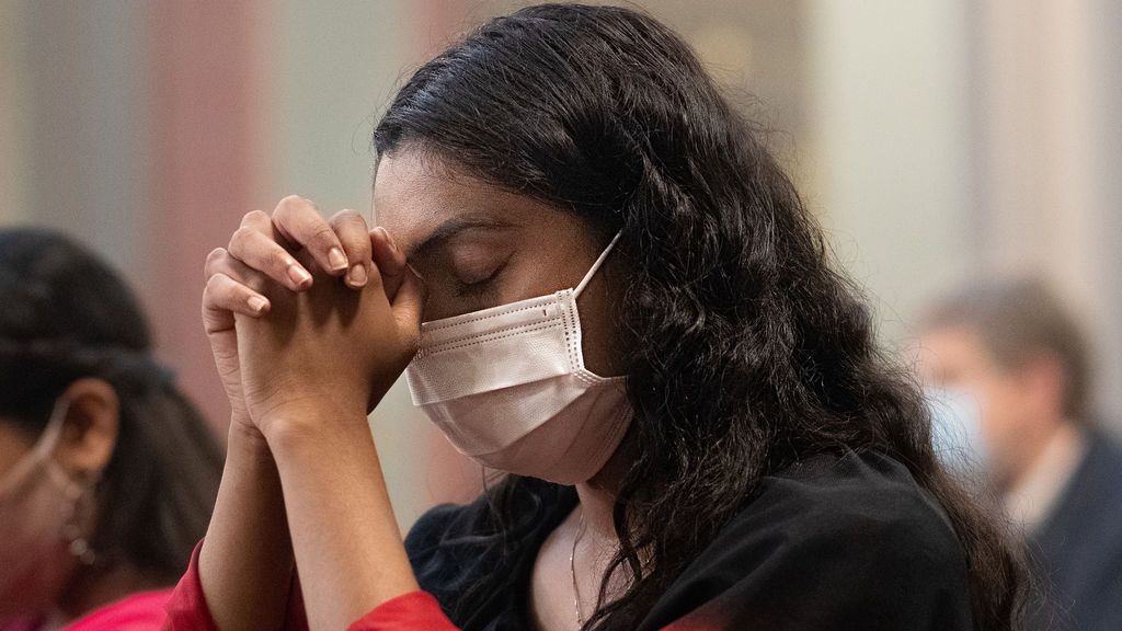 Rezar con mascarilla: así ha cambiado la pandemia la conexión con dios Rezar con mascarilla: así ha cambiado la pandemia la conexión con dios