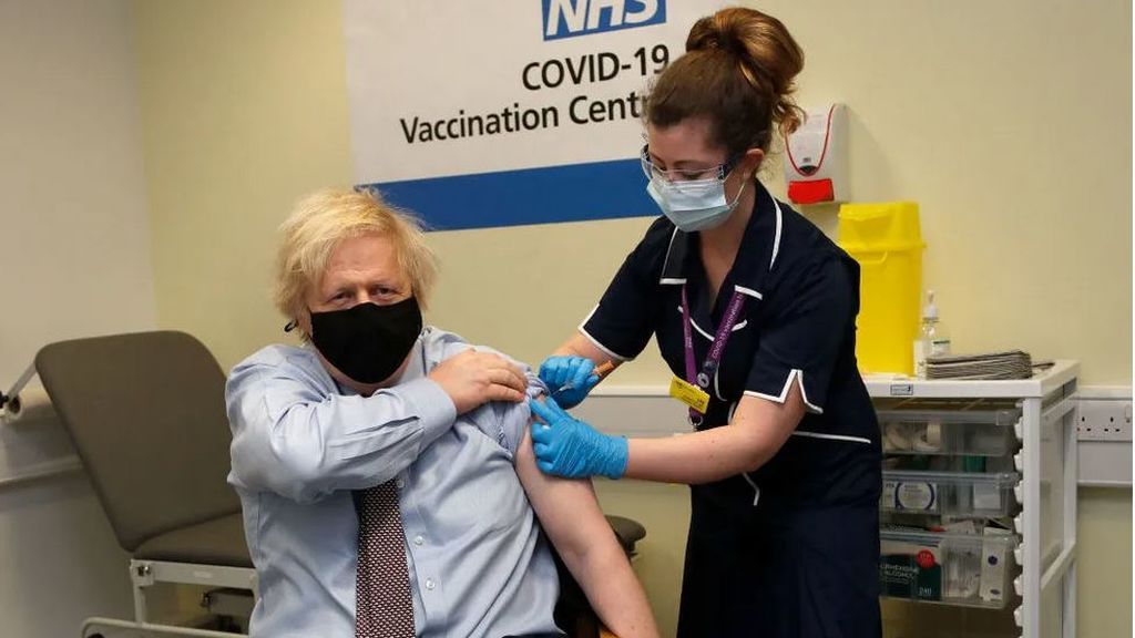 Boris Johnson recibe la primera dosis de la vacuna de AstraZeneca contra el coronavirus
