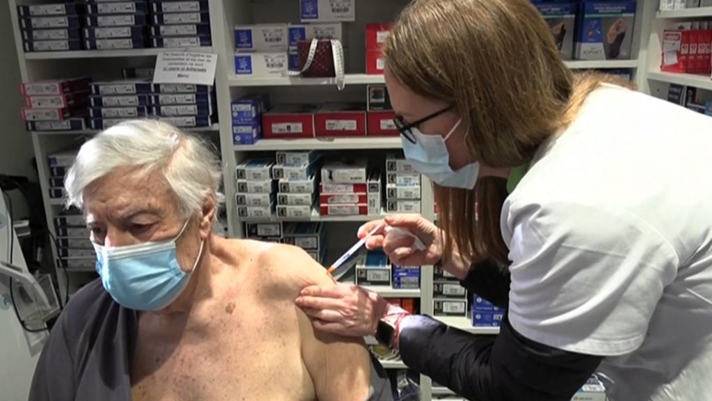 Francia anuncia que vacunarán con AstraZeneca solo a los mayores de 55 años