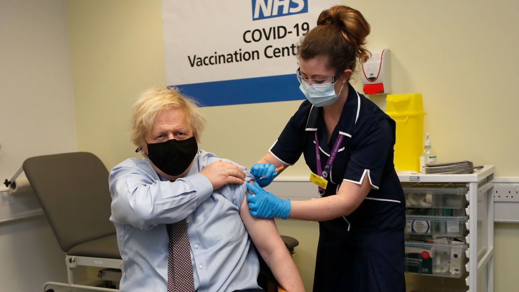 Boris Johnson recibe la vacuna de AstraZeneca
