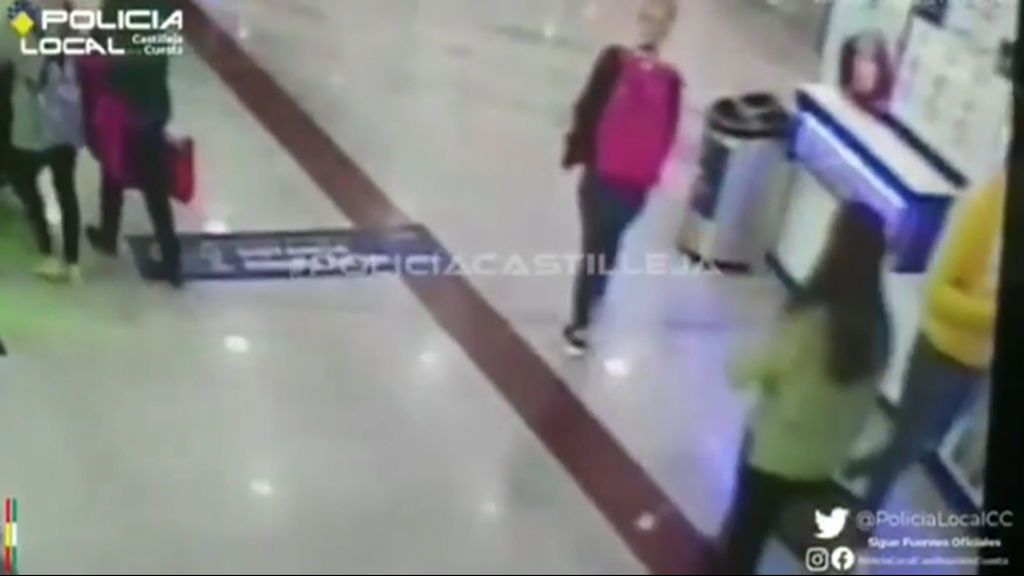 La policía busca a una joven que perdió un fajó de billetes en un centro comercial de Sevilla